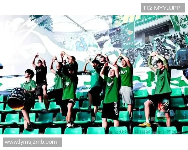 麓山国际社区足球明星闪耀赛场展现青春活力与团队精神 麓山国际社区足球明星闪耀赛场展现青春活力与团队精神